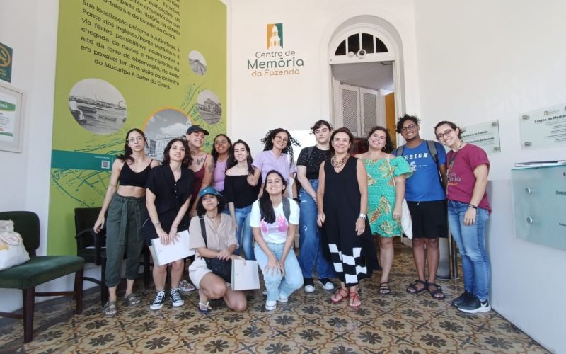 Visita técnica do grupo de estudantes do curso de Design, no dia 06 de setembro. Os alunos conheceram o processo de restauro da fachada e  manutenção das exposições do Centro de Memória da Fazenda (CM) , além disso puderam aprender mais sobre o Programa de Educação Fiscal desenvolvido na Secretaria da Fazenda do Ceará e como o CM é integrado a esse programa. Foto: Estudantes na recepção do Centro de Memória da Fazenda. Crédito da imagem: Tito Quadé.