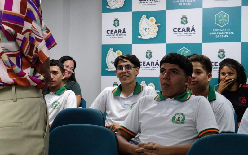 Os estudantes participaram de uma palestra sobre as atividades realizadas pela Secretaria da Fazenda e a responsabilidade dos cidadãos na dinâmica do fisco. Foto: Estudantes na sala multiuso do Centro de Memória da Fazenda. Crédito da imagem: Joziane Pontes.