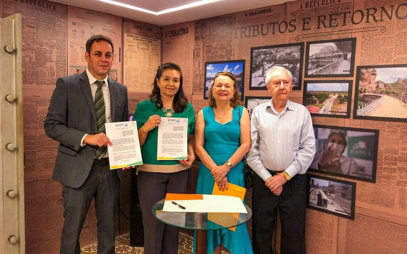 Assinatura do termo de cooperação técnica entre Secretaria da Fazenda do Estado do Ceará (Sefaz CE) e Associação dos Aposentados Fazendários Estaduais do Ceará (Aafec), no dia 02 de junho de 2023. Na foto: Secretário da Fazenda, Fabrízio Gomes, Presidente da Aafec, Márcia Ximenes, na exposição “Notas de Memórias”.
