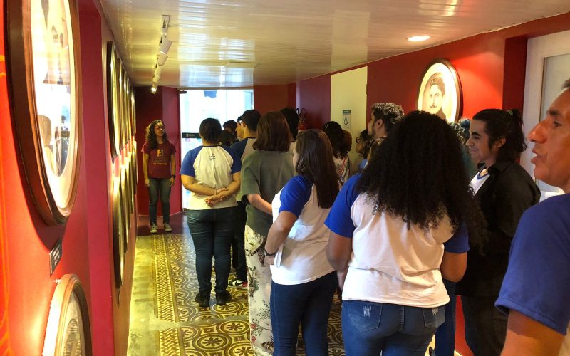 Visita do grupo de estudantes do curso de Assistente de Recursos Humanos do Serviço Nacional de Aprendizagem Comercial (Senac), no dia 01 de agosto. Essa visita faz parte do projeto Escola no Fisco, idealizado pelo Programa de Educação Fiscal (PEF-CE). Tendo como público alvo   estudantes de diversos níveis de ensino, o PEF objetiva promover reflexão a respeito da relação entre cidadania e tributação e tornar conhecida a importância e diversidade de atividades desenvolvidas pela Secretaria da Fazenda do Ceará  (Sefaz-CE).  Foto: Estudantes na exposição Galeria dos Secretários.