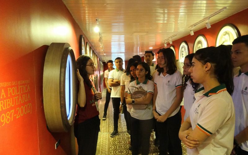 Durante o encontro, os estudantes conheceram as exposições Galeria dos Secretários e Notas de Memórias nas quais puderam aprofundar os conhecimentos sobre a história da tributação no Ceará e o impacto do serviço da Sefaz - CE na vida em cada período da história. Crédito da imagem: Joziane Pontes
