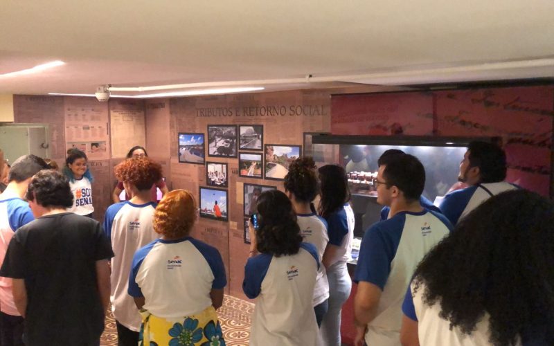 Visita do grupo de estudantes do curso de Assistente de Recursos Humanos do Serviço Nacional de Aprendizagem Comercial (Senac), no dia 01 de agosto. Essa visita faz parte do projeto Escola no Fisco, idealizado pelo Programa de Educação Fiscal (PEF-CE). Tendo como público alvo   estudantes de diversos níveis de ensino, o PEF objetiva promover reflexão a respeito da relação entre cidadania e tributação e tornar conhecida a importância e diversidade de atividades desenvolvidas pela Secretaria da Fazenda do Ceará  (Sefaz-CE). Foto: Estudantes na exposição Notas de Memória.