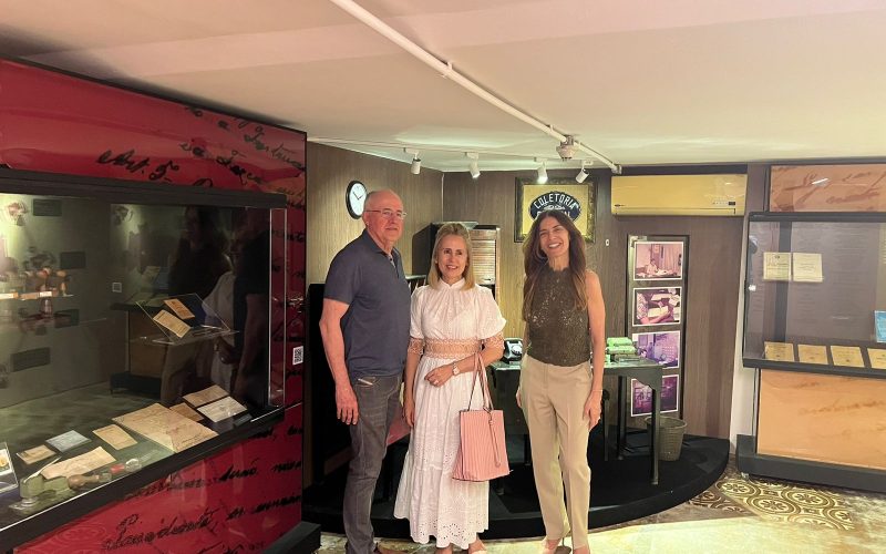Visita de Tereza Távora Ximenes (neta do ex secretário da fazenda Luiz Moraes Correia)  e do senhor Rui Castelo Branco, acompanhados pela servidora Clarissa Barroso, no dia 01 de agosto. Foto: na exposição Notas de Memória.