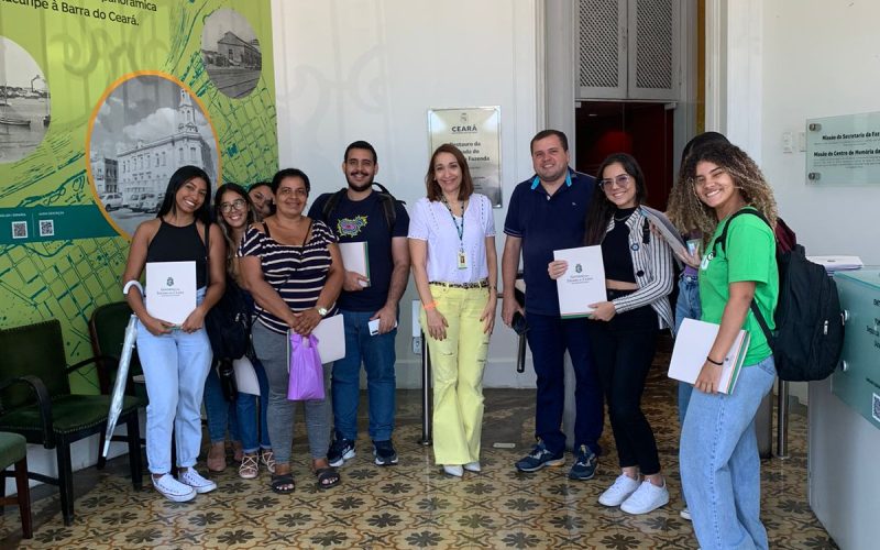 A visita dos estudantes do Grau Técnico, no dia 13 de setembro,  faz parte do Programa de Educação Fiscal (PEF-CE) que objetiva promover reflexões  a respeito da relação entre cidadania e tributação e tornar conhecida a importância e diversidade de atividades desenvolvidas pela Secretaria da Fazenda do Ceará  (Sefaz-CE).  Foto: Estudantes na recepção do Centro de Memória da Fazenda. Crédito da imagem: Tito Quadé.