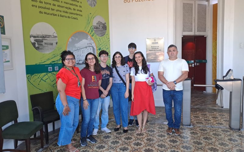Visita dos estudantes do 1° semestre do curso de História da Universidade Estadual do Ceará (UECE) ao Centro de Memória da Fazenda no dia 08 de maio de 2023. Na foto: momento da visitação na Sala-Cofre. Na foto: estudantes na recepção do Centro de Memória da Fazenda.