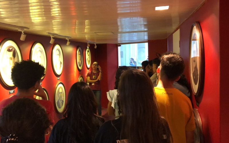Visita da Escola de Ensino Fundamental e Médio Professora Adélia Feijó, no dia 07 de de agosto. O encontro foi promovido com o intuito de contribuir com as aulas da disciplina de História dos estudantes, que estão no Ensino Médio.  Foto: Estudantes na exposição Galeria dos Secretários do Centro de Memória da Fazenda.
