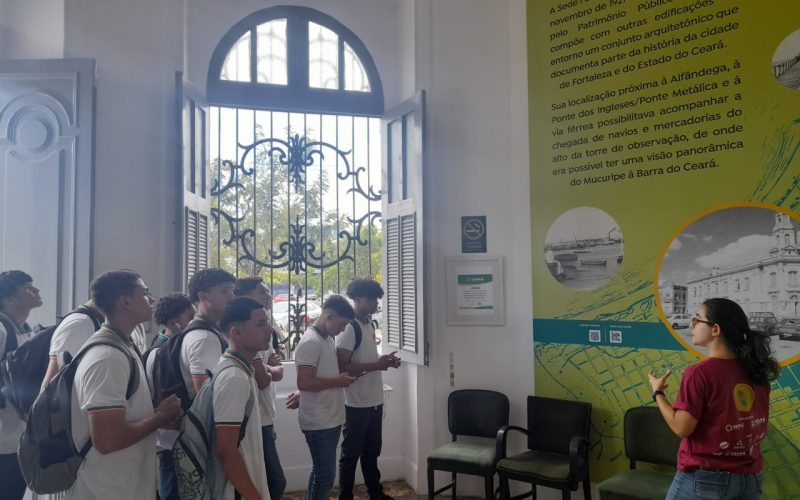 Visita do grupo de estudantes da  EEMTI Estado do Amazonas, no dia 09 de outubro. Esse encontro faz parte das atividades do  Programa de Educação Fiscal do Ceará (PEF-CE), que objetiva promover reflexões a respeito da relação entre cidadania e tributação e tornar conhecida a importância e diversidade de atividades desenvolvidas pela Secretaria da Fazenda do Ceará  (Sefaz-CE). Foto: Estudantes na recepção do Centro de Memória da Fazenda. Crédito da imagem: Tito Quadé.