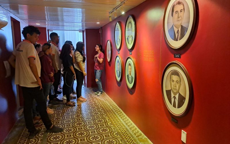 Visita dos estudantes da EEMTI Adahil Barreto no dia 05 de junho de 2023. Essa visita faz parte do projeto Escola no Fisco, idealizado pelo Programa de Educação Fiscal (PEF-CE), com o objetivo de convidar estudantes para conhecerem as atividades desenvolvidas pela Secretaria da Fazenda do Ceará (Sefaz-CE) e refletirem sobre tributação e cidadania fiscal. Na foto: estudantes na exposição “Galeria dos Secretários” do Centro de Memória da Fazenda.