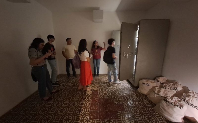 Visita dos estudantes do 1° semestre do curso de História da Universidade Estadual do Ceará (UECE) ao Centro de Memória da Fazenda no dia 08 de maio de 2023. Na foto: momento da visitação na Sala-Cofre.