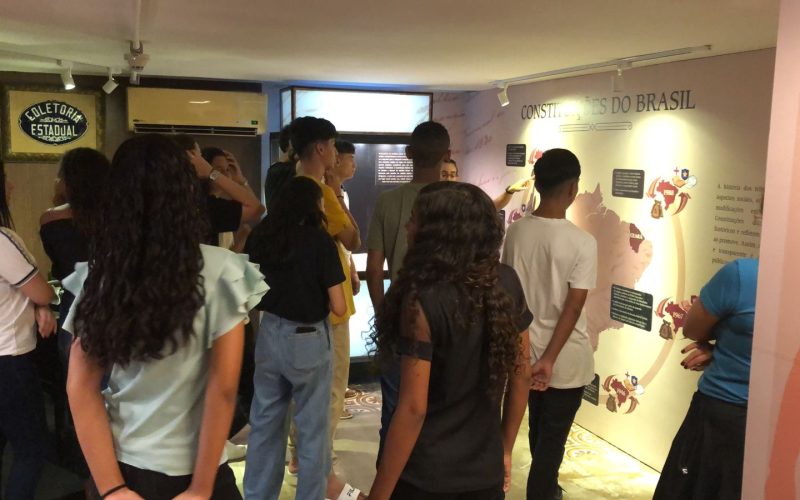 Visita da Escola de Ensino Fundamental e Médio Professora Adélia Feijó, no dia 07 de de agosto. Durante o encontro os alunos aprenderam sobre as mudanças na finalidade e modo de coleta de tributos ao longo da história de formação do Estado do Ceará. Foto: Estudantes na exposição Notas de Memória do Centro de Memória da Fazenda.