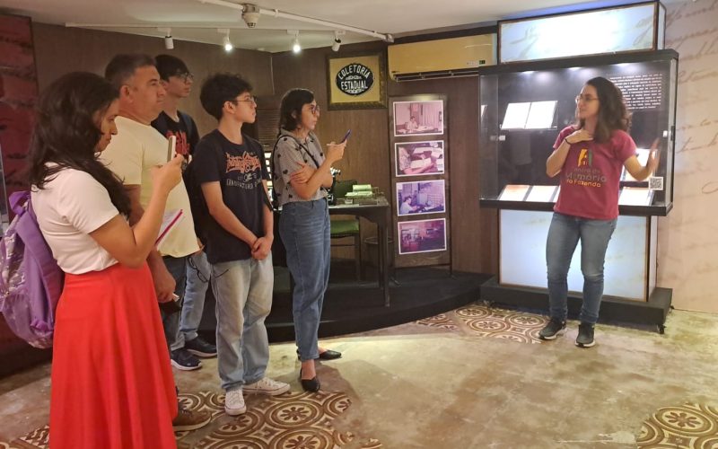 Visita dos estudantes do 1° semestre do curso de História da Universidade Estadual do Ceará (UECE) ao Centro de Memória da Fazenda no dia 08 de maio de 2023. Na foto: estudantes na exposição Notas de Memórias do Centro de Memória da Fazenda.