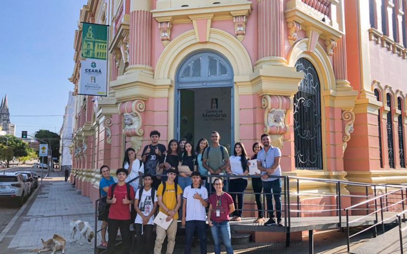 Visita da Escola de Ensino Fundamental e Médio Professora Adélia Feijó, no dia 07 de de agosto. Através dos recursos da exposição os alunos foram convidados a refletir sobre o protagonismo do cidadão na administração dos recursos públicos. Foto: Estudantes na fachada do Centro de Memória da Fazenda.