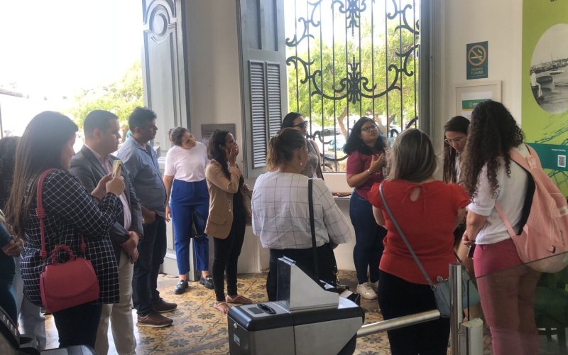 Visita dos estudantes da disciplina direito tributário do curso de Direito da Faculdade Uninassau (Campus Dorotéias) ao Centro de Memória da Fazenda, no dia 16 de maio de 2023. Na foto: estudantes na recepção do Centro de Memória da Fazenda.