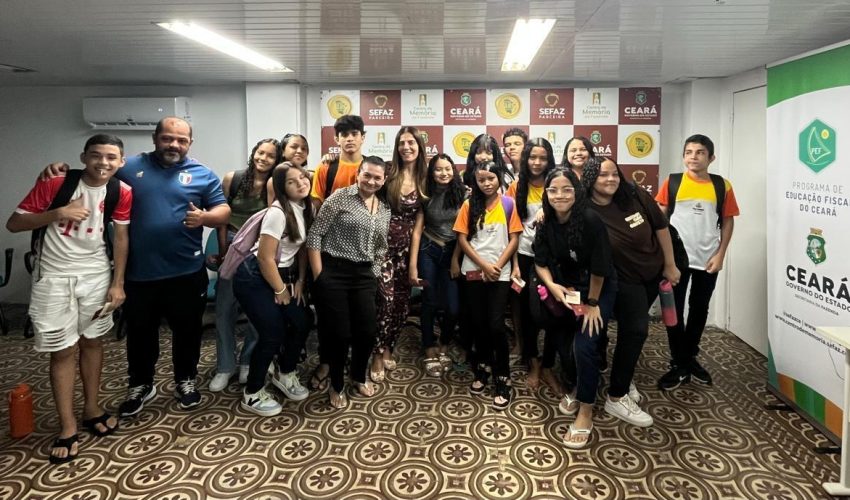 Na tarde de 8 de abril, alunos da 9ª série visitaram o Centro de Memória da Fazenda (CM). Os estudantes vieram acompanhados pelo professor Thiago Dias, da Escola Municipal (EMEIF) Rachel Viana Martins. A turma demonstrou interesse especialmente pela arquitetura do CM. Fizeram perguntas sobre o tema e compararam o prédio da Sefaz a outros de Fortaleza, como o da Reitoria da UFC.