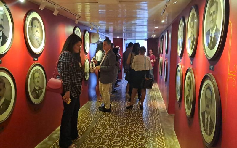 Visita dos estudantes da disciplina direito tributário do curso de Direito da Faculdade Uninassau (Campus Dorotéias) ao Centro de Memória da Fazenda, no dia 16 de maio de 2023.  Na foto: estudantes na exposição “Galeria dos Secretários” do Centro de Memória da Fazenda.
