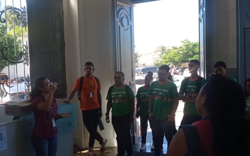 Visita do grupo de estudantes do Serviço Nacional de Aprendizagem Comercial (Senac) Ceará, no dia 14 de Junho. As visitas fazem parte do projeto Escola no Fisco, idealizado pelo Programa de Educação Fiscal (PEF-CE), com o objetivo de convidar estudantes para conhecerem as atividades desenvolvidas pela Secretaria da Fazenda do Ceará (Sefaz-CE) e refletirem sobre tributação e cidadania. Foto: estudantes na recepção do Centro de Memória da Secretaria da Fazenda do Ceará.