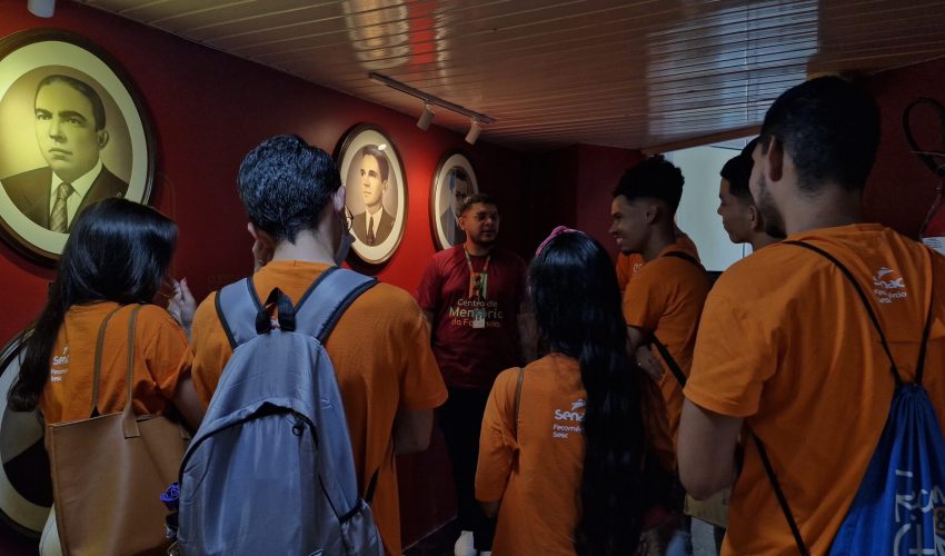 No dia 1 de Abril, estudantes do curso de Assistente Administrativo (Senac) tiveram uma visita guiada no CM. O momento foi recheado de curiosidade: os alunos aproveitaram o conhecimento do educador museal, Daniel Magalhães, para aprender coisas novas e tirar muitas dúvidas.