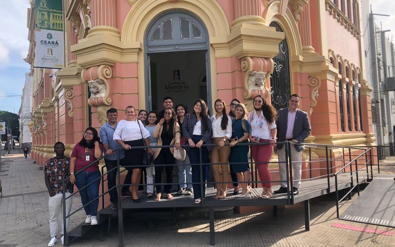 Visita dos estudantes da disciplina direito tributário do curso de Direito da Faculdade Uninassau (Campus Dorotéias) ao Centro de Memória da Fazenda, no dia 16 de maio de 2023.  Na foto: estudantes na entrada do Centro de Memória da Fazenda.