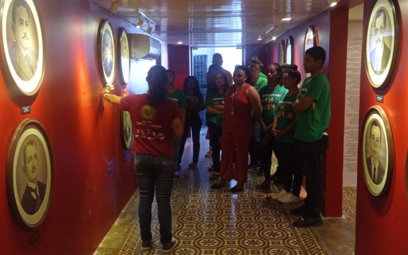 Visita do grupo de estudantes do Serviço Nacional de Aprendizagem Comercial (Senac) Ceará, no dia 14 de Junho. As visitas fazem parte do projeto Escola no Fisco, idealizado pelo Programa de Educação Fiscal (PEF-CE), com o objetivo de convidar estudantes para conhecerem as atividades desenvolvidas pela Secretaria da Fazenda do Ceará (Sefaz-CE) e refletirem sobre tributação e cidadania. Foto: estudantes na exposição “Galeria dos Secretários” do Centro de Memória da Secretaria da Fazenda do Ceará.