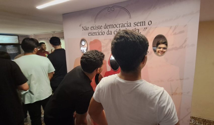 Em seguida, a turma de visitantes partiu para o espaço expositivo do CM. Na foto, eles aprendem e se divertem na exposição Notas de Memória.