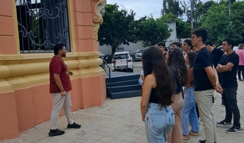 No dia 10 de abril, a turma de calouros do curso de administração (Unifor) visitou o Centro de Memória da Fazenda (CM), acompanhados pelo professor Paulo Henrique. Nosso educador museal, Daniel Magalhães, deu início à visita mediada no exterior do CM, mostrando a fachada do prédio recentemente reformada com base em seu design original.