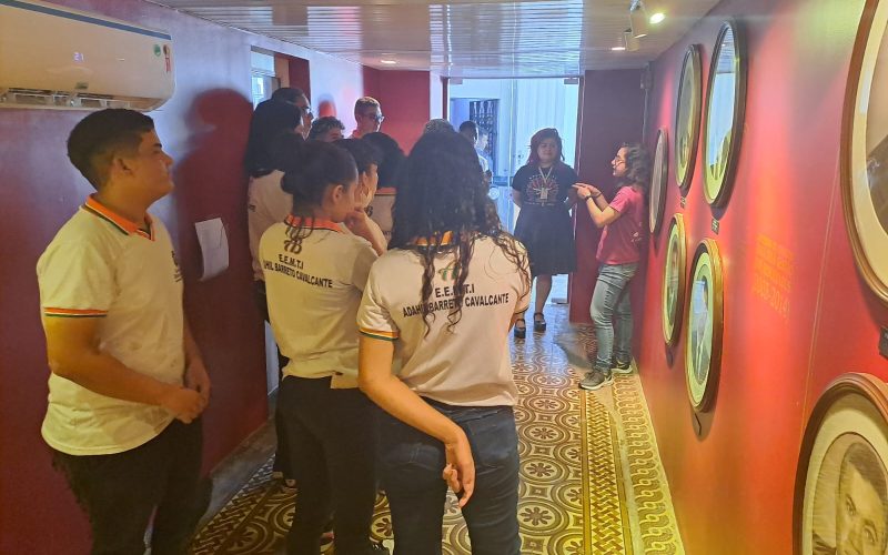 Visita dos estudantes da EEMTI Adahil Barreto Cavalcante no dia 18 de maio. Essa visita faz parte do projeto Escola no Fisco, idealizado pelo Programa de Educação Fiscal (PEF-CE), com o objetivo de convidar estudantes para conhecerem as atividades desenvolvidas pela Secretaria da Fazenda do Ceará (Sefaz-CE) e refletirem sobre tributação e cidadania fiscal.  Na foto: estudantes na exposição “Galeria dos Secretários” do Centro de Memória da Fazenda.
