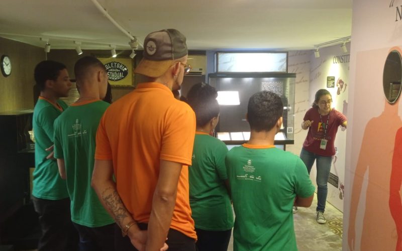 Visita do grupo de estudantes do Serviço Nacional de Aprendizagem Comercial (Senac) Ceará, no dia 14 de Junho. As visitas fazem parte do projeto Escola no Fisco, idealizado pelo Programa de Educação Fiscal (PEF-CE), com o objetivo de convidar estudantes para conhecerem as atividades desenvolvidas pela Secretaria da Fazenda do Ceará (Sefaz-CE) e refletirem sobre tributação e cidadania. Foto: estudantes na exposição “Notas de Memória” do Centro de Memória da Secretaria da Fazenda do Ceará.