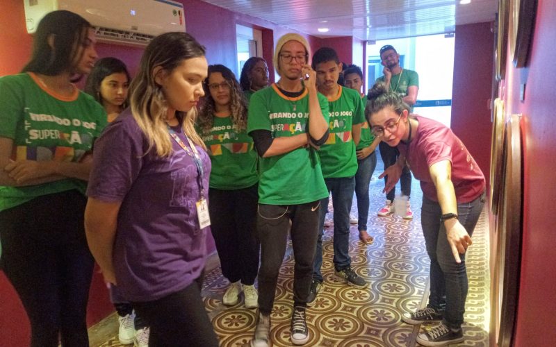 Visita do grupo de estudantes do Projeto Virando o Jogo, iniciativa do Governo do Estado do Ceará em parceria com o Serviço Nacional de Aprendizagem Comercial (Senac) Ceará, no dia 03 de Julho. Essa visita faz parte do projeto Escola no Fisco, idealizado pelo Programa de Educação Fiscal (PEF-CE), que objetiva convidar estudantes para conhecerem as atividades desenvolvidas pela Secretaria da Fazenda do Ceará (Sefaz-CE) e refletirem sobre tributação e cidadania. Foto: Estudantes na exposição Galeria dos Secretários do Centro de Memória da Fazenda.