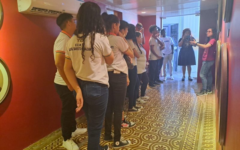 Visita dos estudantes da EEMTI Adahil Barreto Cavalcante no dia 18 de maio. Essa visita faz parte do projeto Escola no Fisco, idealizado pelo Programa de Educação Fiscal (PEF-CE), com o objetivo de convidar estudantes para conhecerem as atividades desenvolvidas pela Secretaria da Fazenda do Ceará (Sefaz-CE) e refletirem sobre tributação e cidadania fiscal.  Na foto: estudantes na exposição “Galeria dos Secretários” do Centro de Memória da Fazenda.