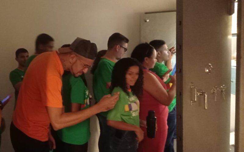 Visita do grupo de estudantes do Serviço Nacional de Aprendizagem Comercial (Senac) Ceará, no dia 14 de Junho. As visitas fazem parte do projeto Escola no Fisco, idealizado pelo Programa de Educação Fiscal (PEF-CE), com o objetivo de convidar estudantes para conhecerem as atividades desenvolvidas pela Secretaria da Fazenda do Ceará (Sefaz-CE) e refletirem sobre tributação e cidadania. Foto: estudantes na exposição “Notas de Memória” do Centro de Memória da Secretaria da Fazenda do Ceará, no momento da visita a sala cofre.