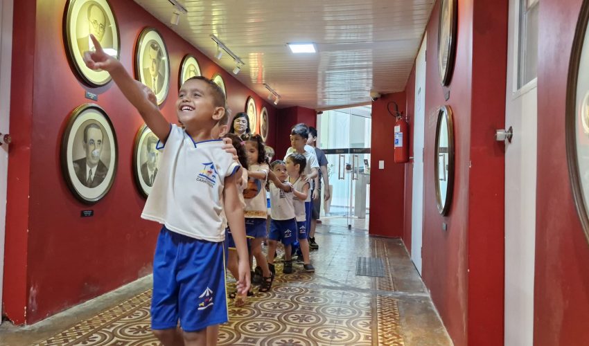 O primeiro momento foi de visita guiada pelo educador museal Daniel Magalhães às exposições do memorial. Segundo ele, as crianças gostaram especialmente da Sala Cofre, pois lembraram dos cofres dos filmes de ação.