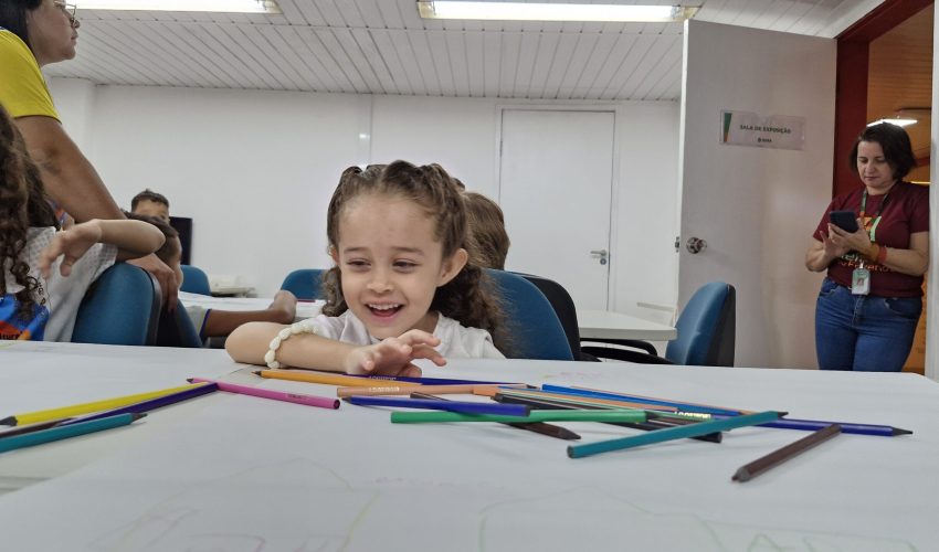 Em seguida, os visitantes participaram da contação de histórias e da atividade de desenho. O livro infantil  “O Jardim dos Tributos” proporcionou às crianças, de forma lúdica, uma noção básica sobre o que são impostos. Ao fim da visita, os alunos disseram à coordenadora do Núcleo Educativo do CM, Ana Paula Gomes Bezerra, que sentiriam saudades e que voltariam outro dia.