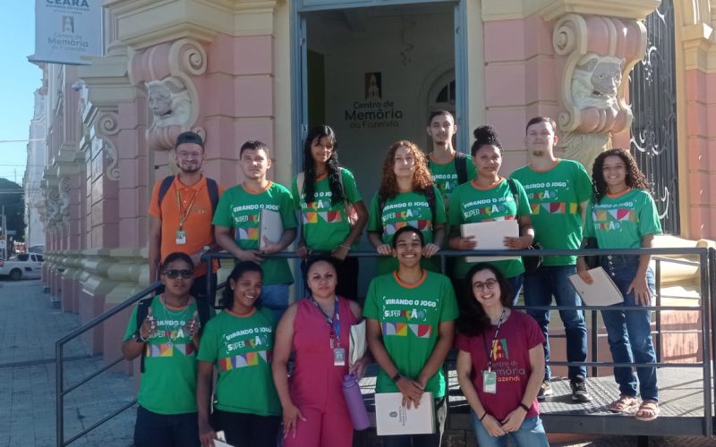 Visita do grupo de estudantes do Serviço Nacional de Aprendizagem Comercial (Senac) Ceará, no dia 14 de Junho. As visitas fazem parte do projeto Escola no Fisco, idealizado pelo Programa de Educação Fiscal (PEF-CE), com o objetivo de convidar estudantes para conhecerem as atividades desenvolvidas pela Secretaria da Fazenda do Ceará (Sefaz-CE) e refletirem sobre tributação e cidadania. Foto: estudantes na entrada do Centro de Memória da Secretaria da Fazenda do Ceará.