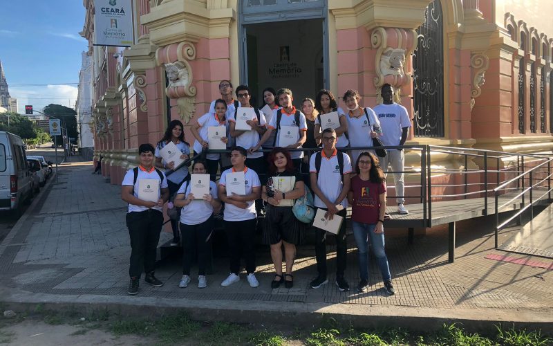 Visita dos estudantes da EEMTI Adahil Barreto Cavalcante no dia 18 de maio. Essa visita faz parte do projeto Escola no Fisco, idealizado pelo Programa de Educação Fiscal (PEF-CE), com o objetivo de convidar estudantes para conhecerem as atividades desenvolvidas pela Secretaria da Fazenda do Ceará (Sefaz-CE) e refletirem sobre tributação e cidadania fiscal.  Na foto: estudantes na entrada do Centro de Memória da Fazenda.