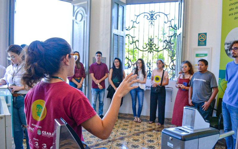 Visita do grupo de estudantes da turma de contabilidade financeira da Universidade de Fortaleza (Unifor), acompanhado pelo professor Paulo Henrique Vieira Gomes, no dia 15 de Junho. As visitas fazem parte do projeto Escola no Fisco, idealizado pelo Programa de Educação Fiscal (PEF-CE), com o objetivo de convidar estudantes para conhecerem as atividades desenvolvidas pela Secretaria da Fazenda do Ceará (Sefaz-CE) e refletirem sobre tributação e cidadania. Foto: estudantes na entrada do Centro de Memória da Fazenda.