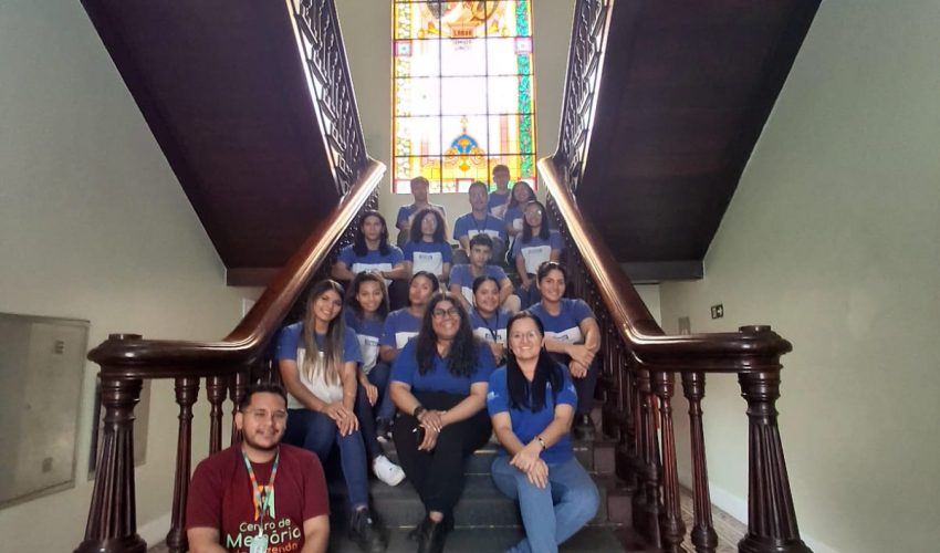 Na manhã de 15 de maio, alunos do Senai vieram de Maracanaú para conhecer o Centro de Memória da Fazenda(CM). As professoras Ana Paula Araújo e Ayla Maria Pires os acompanharam na aula de campo no CM.