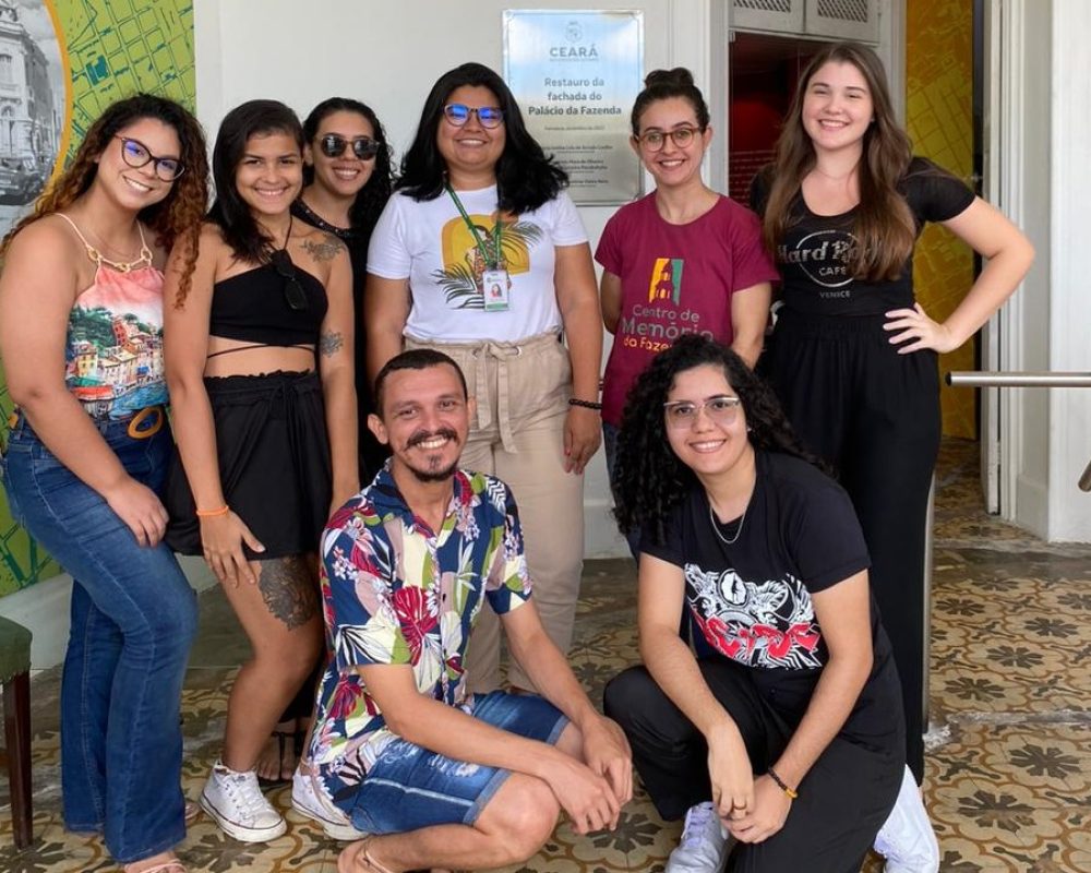 Visita dos estudantes do Programa de Educação Tutorial (PET), do curso de Sociologia da Universidade Estadual do Ceará no dia 18 de maio. Na foto: estudantes na recepção do Centro de Memória da Fazenda.