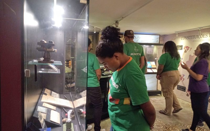 Visita do grupo de estudantes do Projeto Virando o Jogo, iniciativa do Governo do Estado do Ceará em parceria com o Serviço Nacional de Aprendizagem Comercial (Senac) Ceará, no dia 03 de Julho. Essa visita faz parte do projeto Escola no Fisco, idealizado pelo Programa de Educação Fiscal (PEF-CE), que objetiva convidar estudantes para conhecerem as atividades desenvolvidas pela Secretaria da Fazenda do Ceará (Sefaz-CE) e refletirem sobre tributação e cidadania. Foto: Estudantes na exposição Notas de Memória  do Centro de Memória da Fazenda.