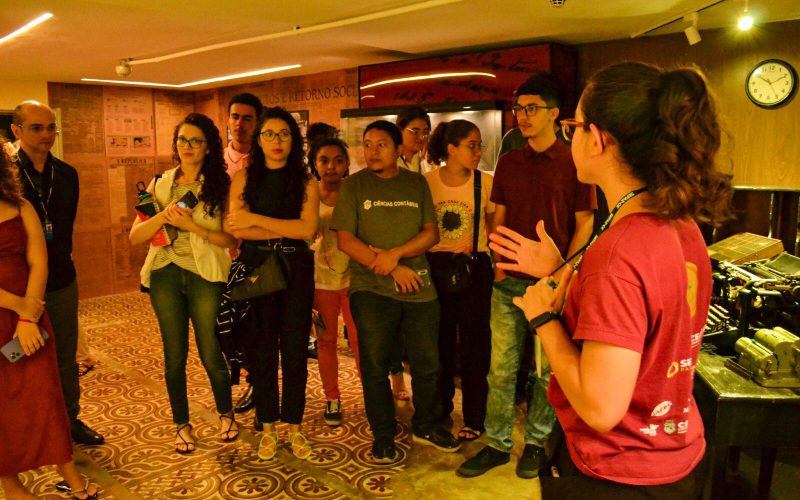 Visita do grupo de estudantes da turma de contabilidade financeira da Universidade de Fortaleza (Unifor), acompanhada pelo professor Paulo Henrique Vieira Gomes, no dia 15 de Junho. As visitas fazem parte do projeto Escola no Fisco, idealizado pelo Programa de Educação Fiscal (PEF-CE), com o objetivo de convidar estudantes para conhecerem as atividades desenvolvidas pela Secretaria da Fazenda do Ceará (Sefaz-CE) e refletirem sobre tributação e cidadania. Foto: estudantes na exposição “Galeria dos Secretários” do Centro de Memória da Secretaria da Fazenda do Ceará.