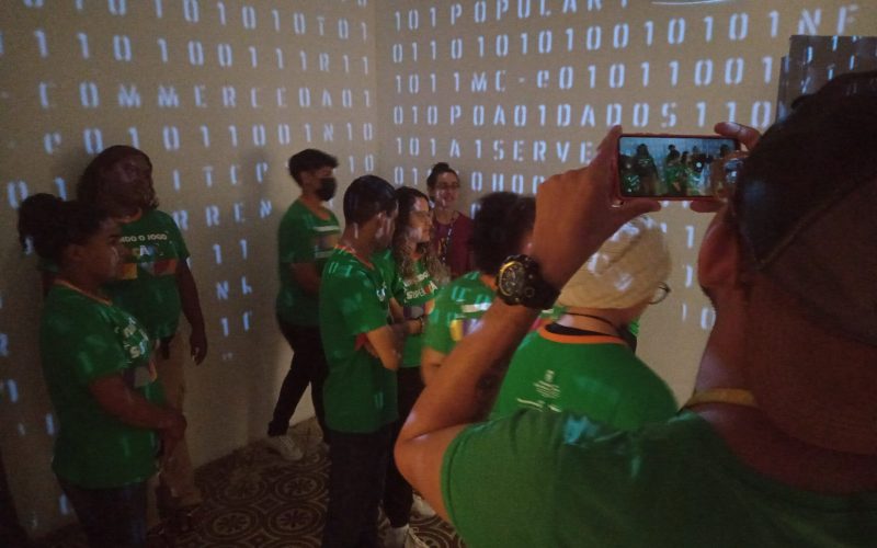 Visita do grupo de estudantes do Projeto Virando o Jogo, iniciativa do Governo do Estado do Ceará em parceria com o Serviço Nacional de Aprendizagem Comercial (Senac) Ceará, no dia 03 de Julho. Essa visita faz parte do projeto Escola no Fisco, idealizado pelo Programa de Educação Fiscal (PEF-CE), que objetiva convidar estudantes para conhecerem as atividades desenvolvidas pela Secretaria da Fazenda do Ceará (Sefaz-CE) e refletirem sobre tributação e cidadania. Foto: Estudantes na exposição Notas de Memória  do Centro de Memória da Fazenda , no momento da visita à Sala-cofre.