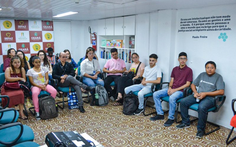 Visita do grupo de estudantes da turma de contabilidade financeira da Universidade de Fortaleza (Unifor), acompanhada pelo professor Paulo Henrique Vieira Gomes, no dia 15 de Junho. As visitas fazem parte do projeto Escola no Fisco, idealizado pelo Programa de Educação Fiscal (PEF-CE), com o objetivo de convidar estudantes para conhecerem as atividades desenvolvidas pela Secretaria da Fazenda do Ceará (Sefaz-CE) e refletirem sobre tributação e cidadania. Foto: estudantes na sala multiuso do Centro de Memória da Secretaria da Fazenda do Ceará.