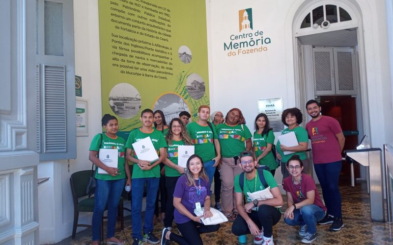 Visita do grupo de estudantes do Projeto Virando o Jogo, iniciativa do Governo do Estado do Ceará em parceria com o Serviço Nacional de Aprendizagem Comercial (Senac) Ceará, no dia 03 de Julho. Essa visita faz parte do projeto Escola no Fisco, idealizado pelo Programa de Educação Fiscal (PEF-CE), que objetiva convidar estudantes para conhecerem as atividades desenvolvidas pela Secretaria da Fazenda do Ceará (Sefaz-CE) e refletirem sobre tributação e cidadania. Foto: Estudantes na recepção do Centro de Memória da Fazenda.