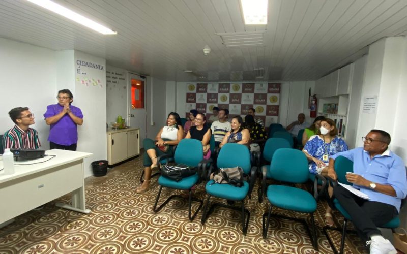 Fala da coordenadora comunitária do Ecomuseu de Maranguape, Lêda Assis, sobre a atuação do museu junto à comunidade, no dia 19 de maio. Na foto: convidados na sala multiuso do Centro de Memória da Fazenda.