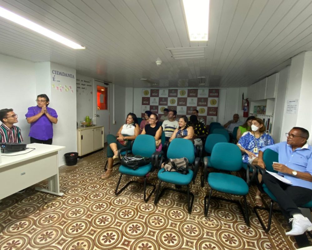 Fala da coordenadora comunitária do Ecomuseu de Maranguape, Lêda Assis, sobre a atuação do museu junto à comunidade, no dia 19 de maio. Na foto: convidados na sala multiuso do Centro de Memória da Fazenda.