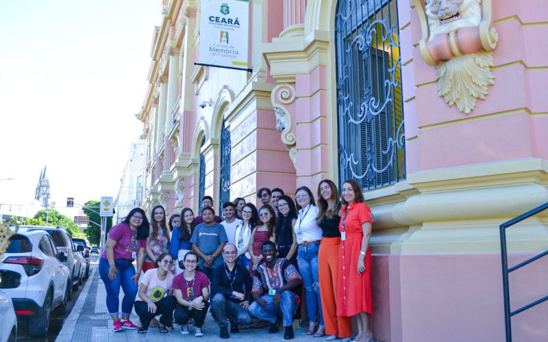 Visita do grupo de estudantes da turma de contabilidade financeira da Universidade de Fortaleza (Unifor), acompanhada pelo professor Paulo Henrique Vieira Gomes, no dia 15 de Junho. As visitas fazem parte do projeto Escola no Fisco, idealizado pelo Programa de Educação Fiscal (PEF-CE), com o objetivo de convidar estudantes para conhecerem as atividades desenvolvidas pela Secretaria da Fazenda do Ceará (Sefaz-CE) e refletirem sobre tributação e cidadania. Foto: estudantes na fachada lateral do  Centro de Memória da Secretaria da Fazenda do Ceará.