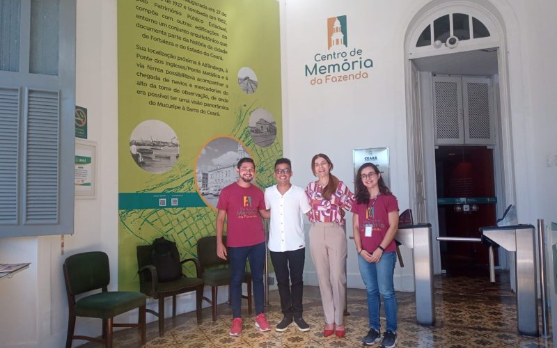 Visita de Alisson Freitas, educador do Museu da Imagem e do Som (MIS) no dia 04 de julho. Foto: Alisson junto à equipe do Centro de Memória da Fazenda na recepção do prédio.