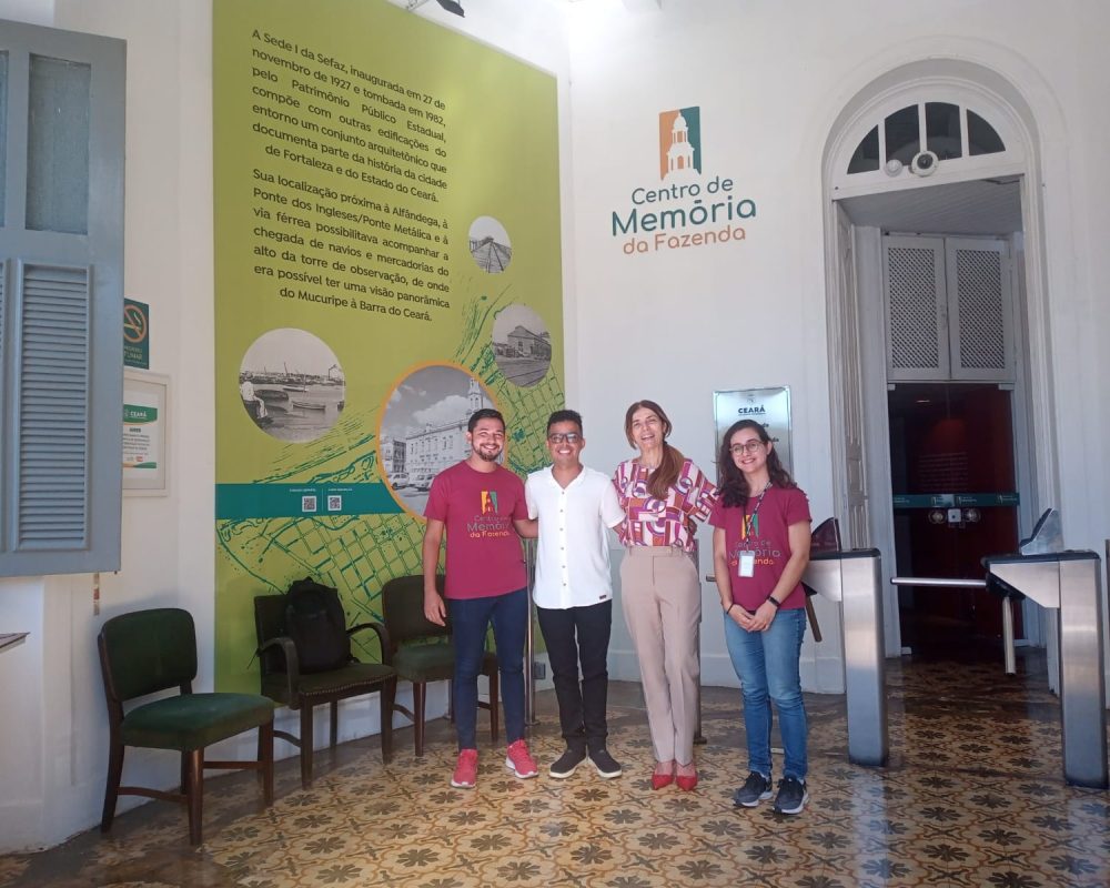Visita de Alisson Freitas, educador do Museu da Imagem e do Som (MIS) no dia 04 de julho. Foto: Alisson junto à equipe do Centro de Memória da Fazenda na recepção do prédio.