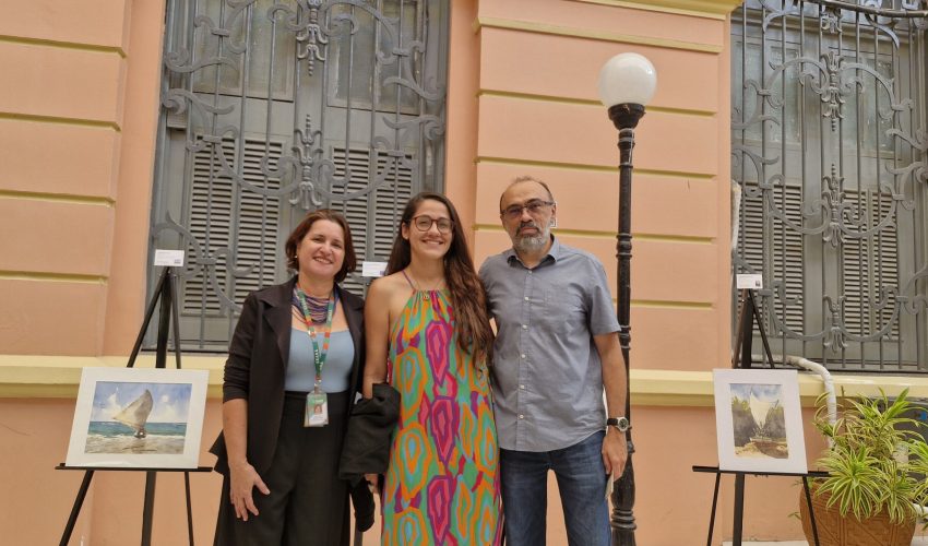 No dia 19 de maio, a Supervisora do Núcleo de Monitoramento do Sistema Estadual de Museus do Ceará, Isabelly Pompeu, esteve presente na abertura da exposição Litoral Cearense em Aquarela. Na foto, ela está acompanhada da curadora da exposição, Ana Paula Gomes Bezerra, e do autor das obras e servidor fazendário, Walber Feijó.