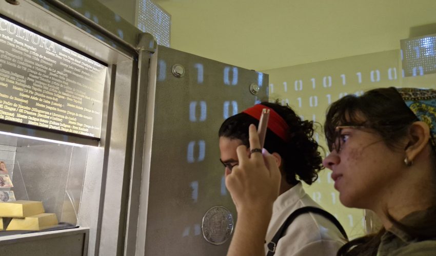 Visitantes na exposição Sala Cofre, no dia 19 de maio.
