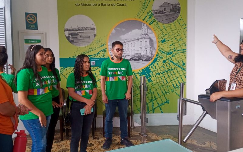 Visita do grupo de estudantes do Projeto Virando o Jogo, iniciativa do Governo do Estado do Ceará em parceria com o Serviço Nacional de Aprendizagem Comercial (Senac) Ceará, no dia 20 de Junho. As visitas fazem parte do projeto Escola no Fisco, idealizado pelo Programa de Educação Fiscal (PEF-CE), com o objetivo de convidar estudantes para conhecerem as atividades desenvolvidas pela Secretaria da Fazenda do Ceará (Sefaz-CE) e refletirem sobre tributação e cidadania. Foto: estudantes na Recepção do Centro de Memória da Secretaria da Fazenda do Ceará.